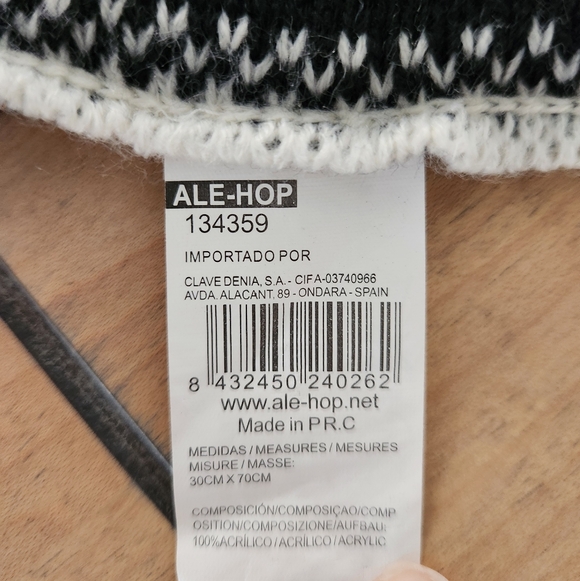 Black and White Geometric Patterned Scarf - Picture 5 of 5